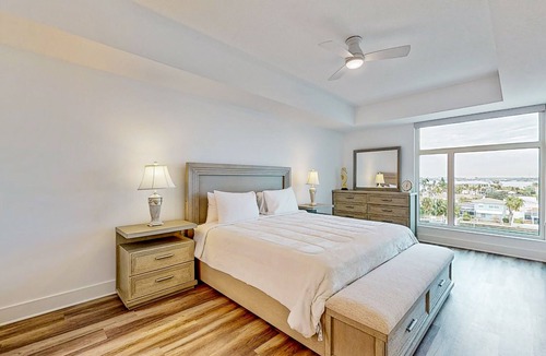 Island Estate Condo | Fifth-floor waterfront condo with washer/dryer & access to pool, hot tub, dock