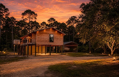 Port St. Joe Cabin | "Fish On!"- Cozy Cabin w/boat parking and Starlink Internet. Pet Friendly!