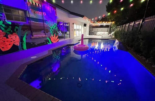 Richmond West House | Flamingo Beach Resort/5 Bedrooms/Htd Pool/Game Room/BBQ/Baby items