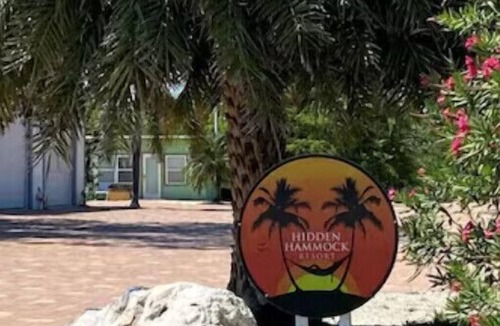 Summerland Key Cottage | FLAMINGO COTTAGE summer fun. Pool, boating, fishing lobster season.