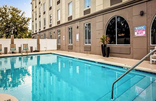 Orlando Hotel | Flexible 3-Unit Orlando Stay w/Pool Access & Breakfast| 2.5-Mi to Sport Complex