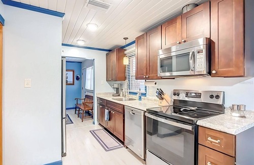 Memphis House | Florida Bungalow 2 Bedroom 1 and 1/2 Bath with Pool