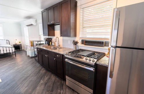 Gainesville Apartment | Florida Room: Walk DNTN - Studio - Lux Bath - Pet Welcome