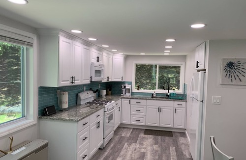 Fleischmanns House | Free 50 Amp EV Charger Modern New, HotTub, A/C, Webber Grill, 2 Decks, FirePit