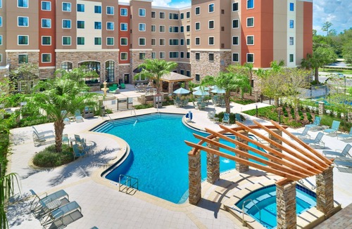 Gainesville Condo | Free Breakfast. 10 Min to U of Florida. Outdoor Pool & Hot Tub.