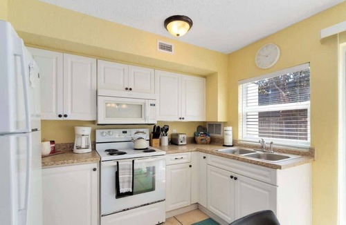 Indian Harbour Beach Apartment | FREE LCO @ 6 p.m. in July - Pool, gym, games!