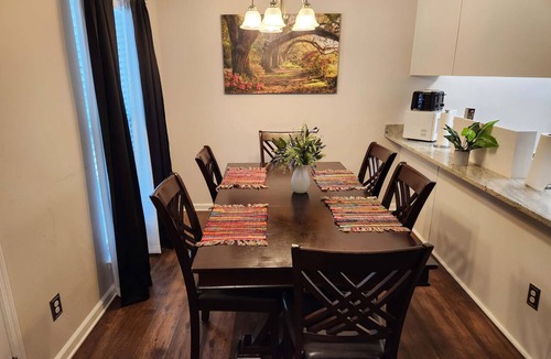 Tallahassee Apartment | Fresh & Luxe! Comfyiest beds in Midtown!