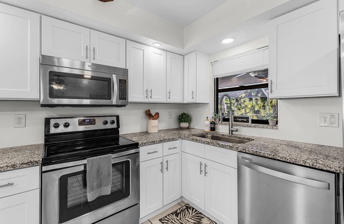 Pelican House | Full Patio Bar with TV! 3 King Beds! Beautiful neighborhood!