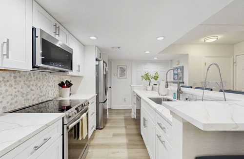 American Beach Condo | Fully-Renovated Stunning Modern Beach Condo w/Pool on Amelia Island