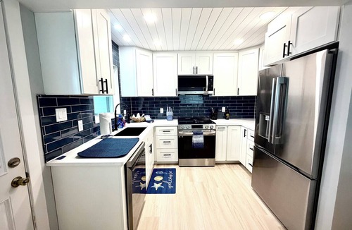 Englewood Cottage | Fully Stocked Luxury Beach Retreat. Walk to Beach, Live Music, Bars & Dining