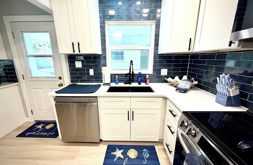 Englewood Cottage | Fully Stocked Luxury Beach Retreat. Walk to Beach, Live Music, Bars & Dining