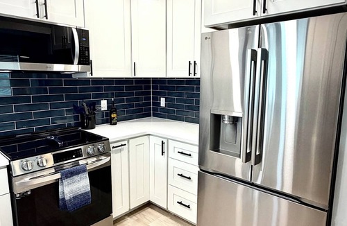 Englewood Cottage | Fully Stocked Luxury Beach Retreat. Walk to Beach, Live Music, Bars & Dining
