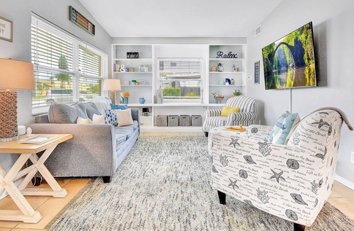 Madeira Beach House | Fun in the sun-2br home 2 BA just a 3 minute walk to the beach!