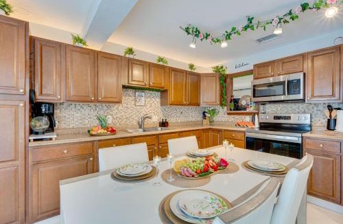 Orchid Lake Village House | Fun in the Sun! Vibrant Port Richey Home w/Lanai