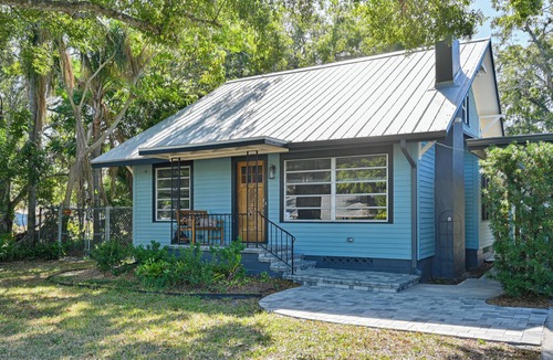 Arlington Park House | Funky Farmhouse-Walk to Arlington Pool Swimmers!