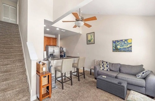 Gainesville Apartment | Furnished 2/2 apartment w/parking, walking distance to campus- avail short term