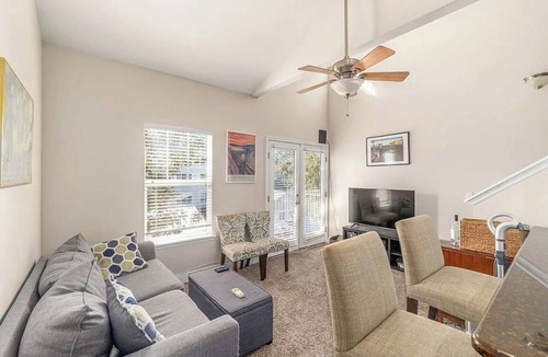 Gainesville Apartment | Furnished 2/2 apartment w/parking, walking distance to campus- avail short term