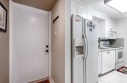 Boca Raton Condo | Furnished East Boca Condo Walk to Beach or Mizner Pool, Tennis & Pickleball