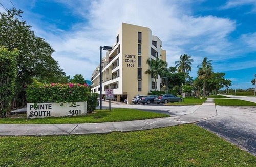 Boca Raton Condo | Furnished East Boca Condo Walk to Beach or Mizner Pool, Tennis & Pickleball