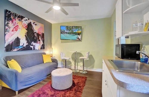 Coral Heights House | GAY MENS clothing optional-POOL- deep discount for long stay-8min from WiltonDr