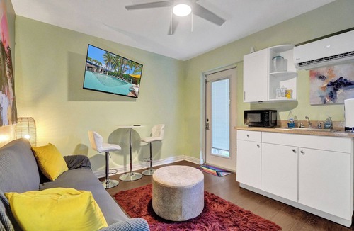 Coral Heights House | GAY MENS clothing optional-POOL- deep discount for long stay-8min from WiltonDr