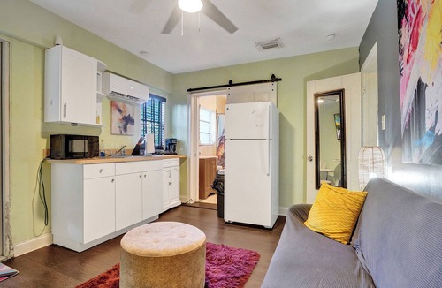 Coral Heights House | GAY MENS clothing optional-POOL- deep discount for long stay-8min from WiltonDr