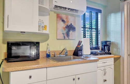Coral Heights House | GAY MENS clothing optional-POOL- deep discount for long stay-8min from WiltonDr