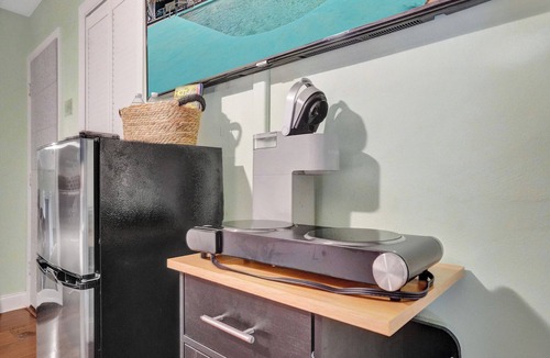 Coral Heights House | GAY MENS clothing optional- studio-deep discounts for long stays-8min to Wilton