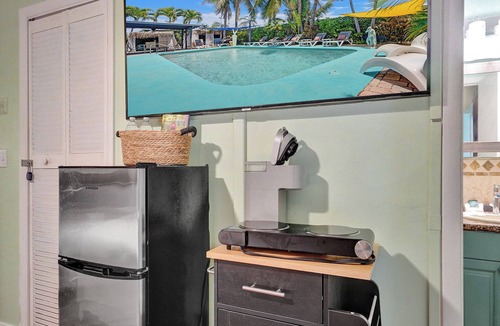 Coral Heights House | GAY MENS clothing optional- studio-deep discounts for long stays-8min to Wilton