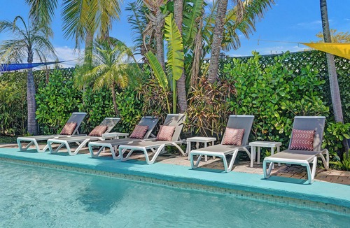 Coral Heights House | GAY MENS clothing optional- studio-deep discounts for long stays-8min to Wilton