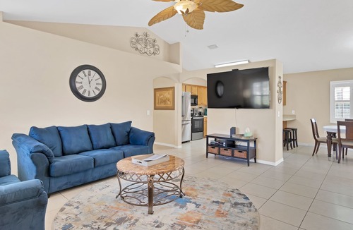 Sebastian Highlands House | ☆☀︎❀Getaway Paradise! Heated Pool, TV Patio, Fenced, Wifi, Near Beaches!