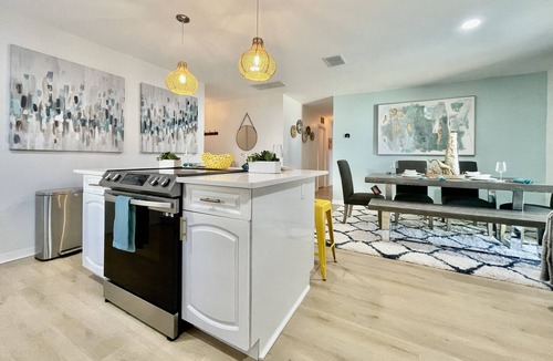 Walsingham House | GLAMOROUS UPDATED HEATED POOL HOME 5 MILES TO THE BEACH! PET FRIENDLY