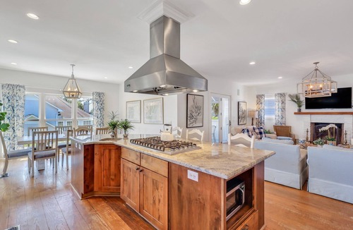 East Beach House | Golden Hour! The Perfect Beach Home, Private Heated Pool, Steps to Beach and Marsh, Sleeps 12