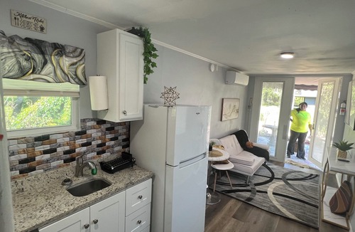 Durant House | Golden stars Charming apartment in fabulous Plant City with WiFi and AC