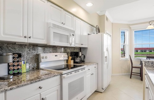 Naples Apartment | Golf Membership Available! 2 BR/2BA, Pickleball, Pools, Near Gulf Beaches
