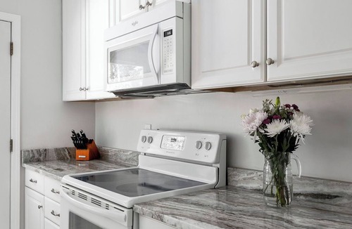 Aiken House | Golf & Walk Downtown - king bed - 2B1B Aiken townhouse