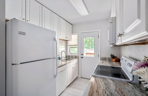 Aiken House | Golf & Walk Downtown - king bed - 2B1B Aiken townhouse