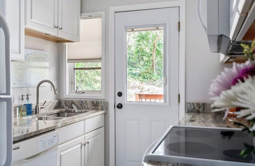 Aiken House | Golf & Walk Downtown - king bed - 2B1B Aiken townhouse