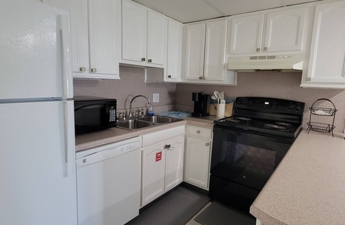 Thomas Drive Condo | Good Vibes Only Vacation Oasis-Steps to the Beach-3BR/3BA/Sleeps 10 - Gulf Views