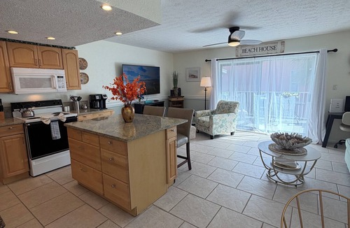 Bayview Condo | Gorgeous 1 BR top floor + Private Beach + pools + hot tub Washer Dryer + Balcony