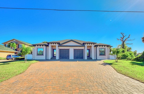 Pebble Beach House | Gorgeous 3-bedroom house with beautiful view on the canal in Rotonda West FL