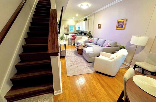 Innovation District Apartment | Gorgeous Townhome UF Campus Adjacent Full Kitchen