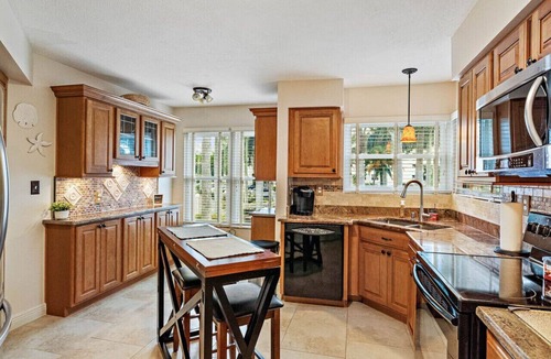 Isla del Sol Condo | Gorgeous Updated 2 Bedroom Lake View Unit in
