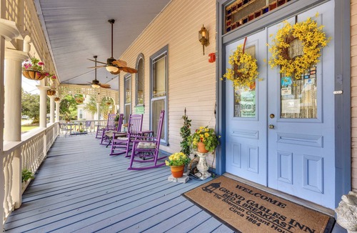 Palatka Cottage | 'grand Gables' Home: 1 Block to St Johns River!
