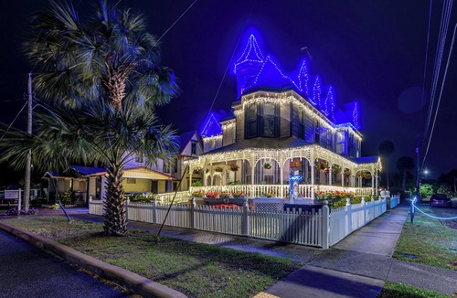 Palatka Cottage | 'grand Gables' Home: 1 Block to St Johns River!
