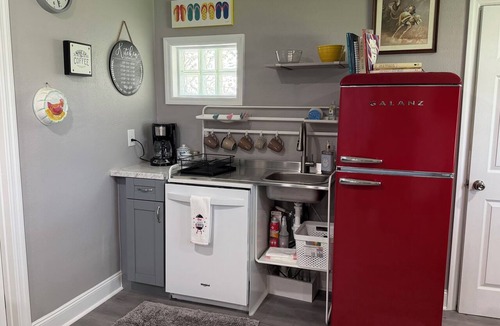 Brown Island Cottage | Grand Opening Special~Miss Mae's Peaceful Retreat!