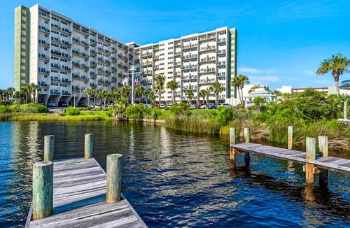 Sunnyside House | Great Pinnacle Port villa with lots of character & balcony - steps from beach