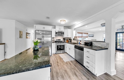 Gulfview Heights House | Great rates, amazing neighborhood, walk 2 beach! King/twin over Full Bunk, deck!