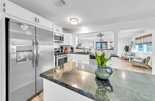 Gulfview Heights House | Great rates, amazing neighborhood, walk 2 beach! King/twin over Full Bunk, deck!