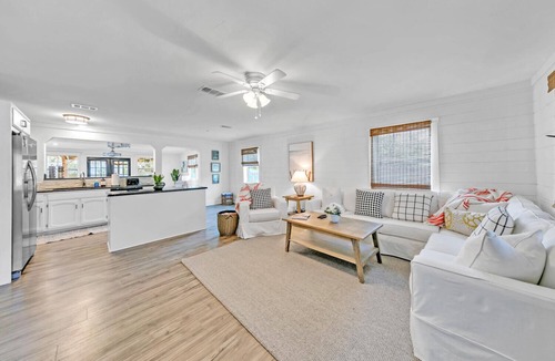 Gulfview Heights House | Great rates, amazing neighborhood, walk 2 beach! King/twin over Full Bunk, deck!